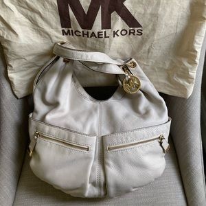 Micheal Kors Authentic Bag, Very fashionable coming with a reasonable price!
